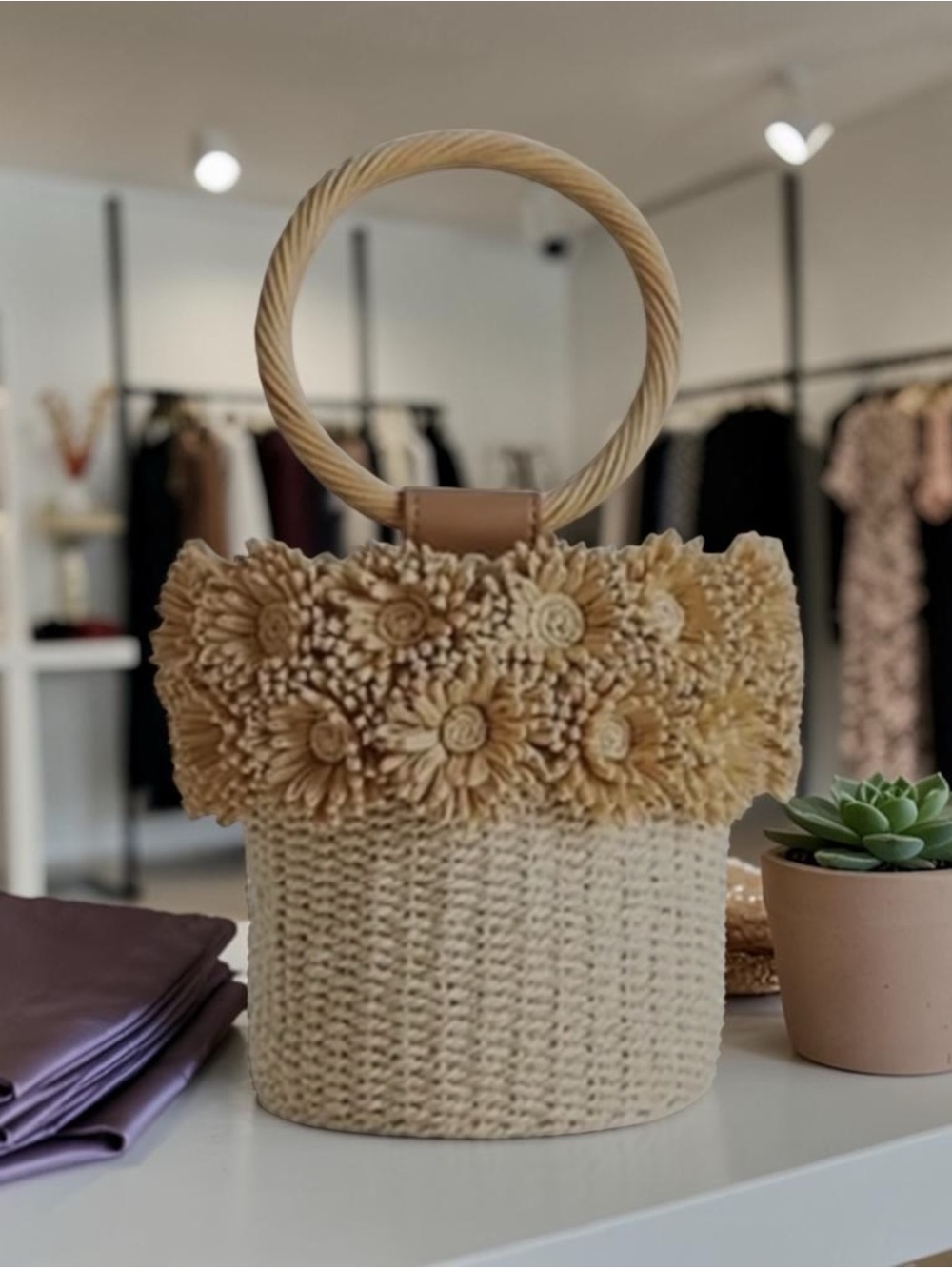 Woven design; Flower embellishments
• Circle hand straps